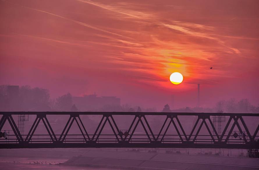Izlazak sunca nad Dravom i željezničkim mostom u Osijeku