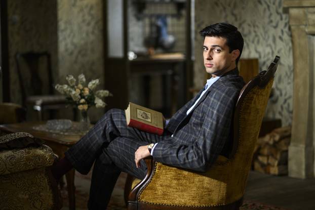 Zagreb, 07.10.2025 - Glumci RTL serije Divlje pcele poziraju na setu u studiju Jadran filma