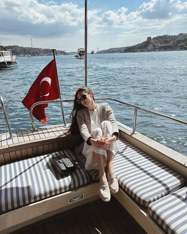 FOTO Bivša klizačica osvojila je Livakovića. Skrivala je trbuh na utakmici, sad su dobili prinovu