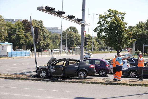 Buknuo automobil u Novom Zagrebu na raskrižju, zapalio se i semafor