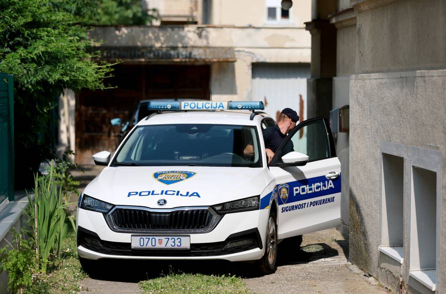 Policija ispred kuće Josipa Škorića u Osijeku