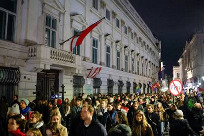 FOTO Veliki prosvjed u Austriji, tisuće ljudi ne žele desnicu u parlamentu: 'Nacisti, van!'