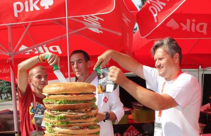 Ima čak 17 katova: Napravili najveći hamburger u Hrvatskoj