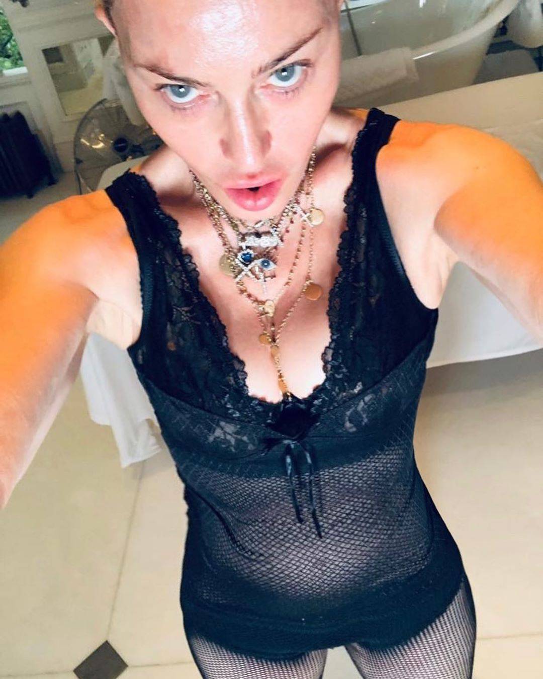 Madonna pokazala guzu nakon glasina da je stavila implantate