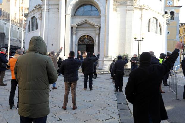 Rijeka: Molitelji i prosvjednici pred katedralom Svetog Vida.