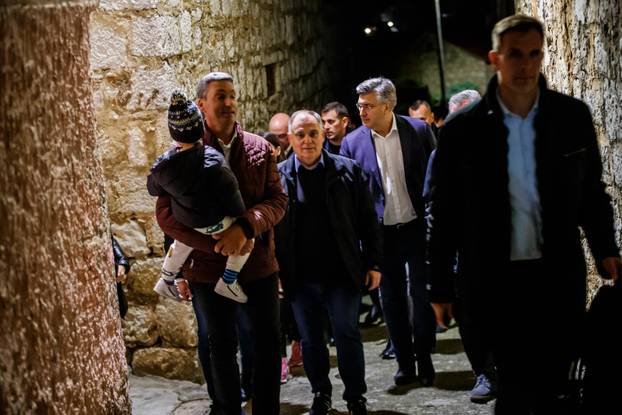 Svirče: Andrej Plenković sudjelovao u višestoljetnoj tradiciji procesije "Za križen"