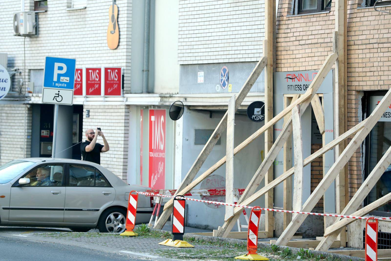 Zagreb: Vatrogasci izvrÅ¡ili podupiranje napukle fasade sa drvenom graÄom