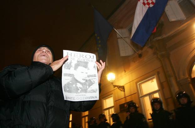 ARHIVA - Zagreb: Prosvjedi diljem zemlje zbog uhićenja Gotovine, razbijen i prozor na zgradi Vlade