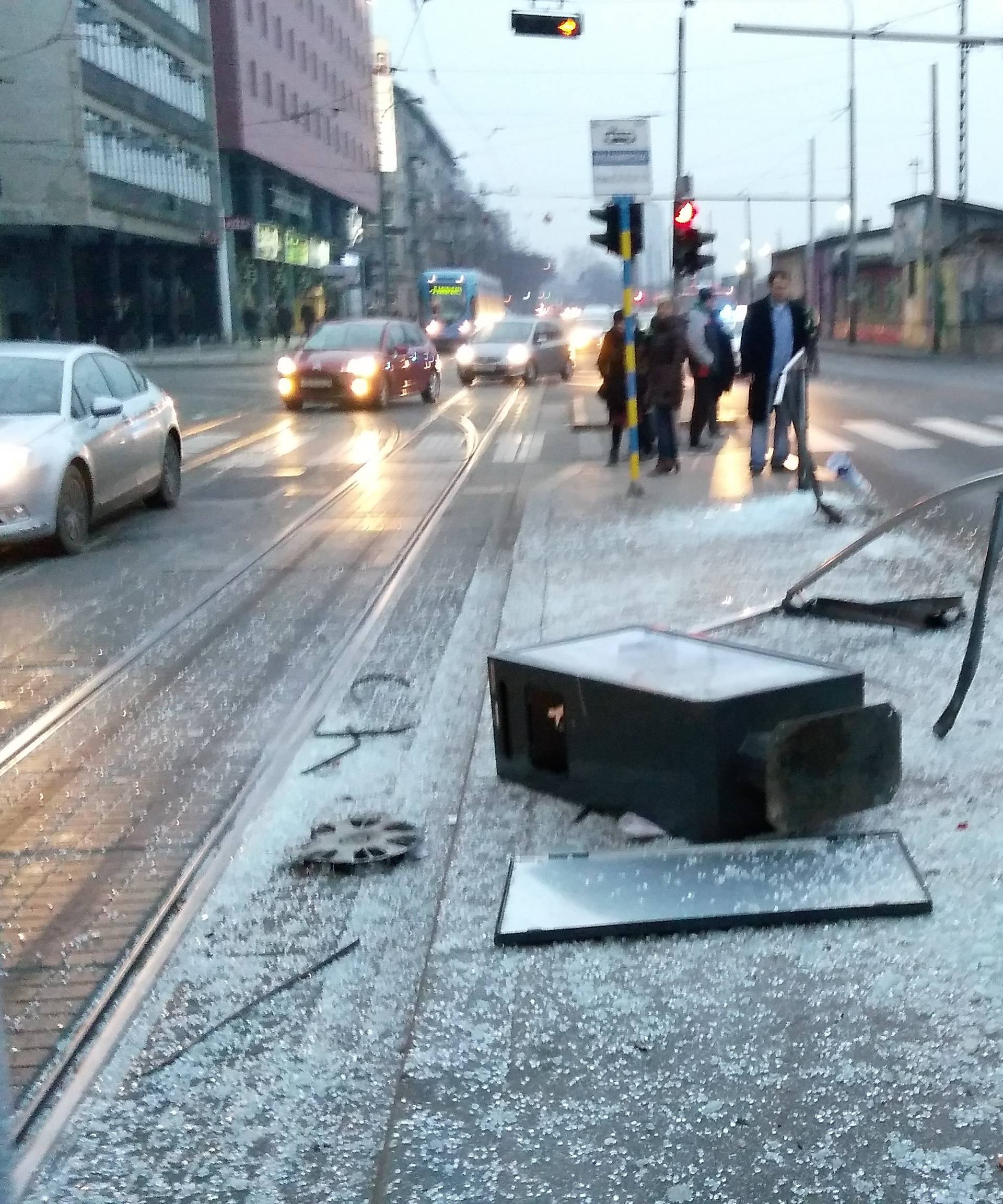 Prelazila cestu na crveno pa ju je udario auto i teško ozlijedio