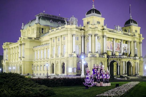 Ispred HNK u Zagrebu postavljene su figure Orašara