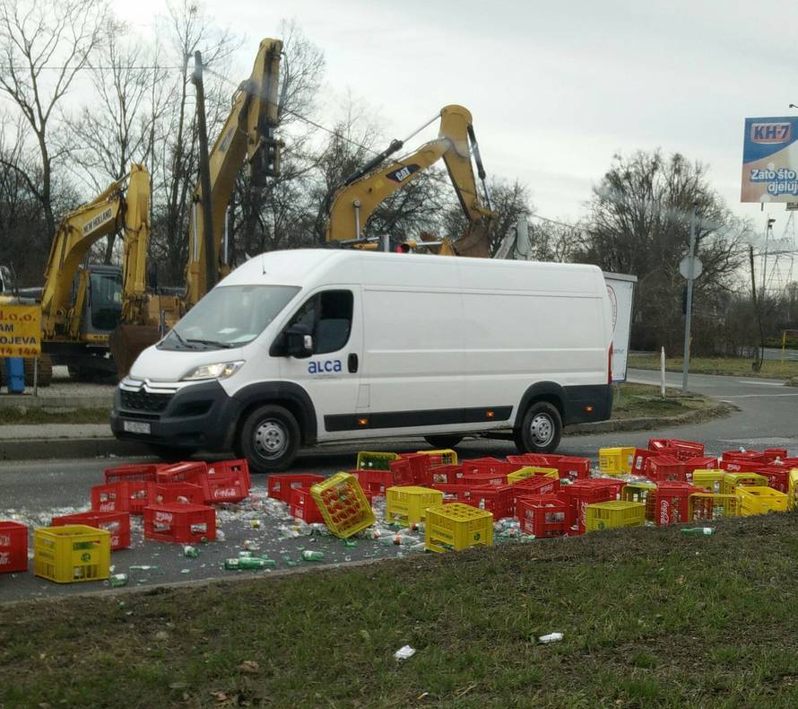 Staklena Slavonska avenija: Iz kamiona na cestu ispale gajbe