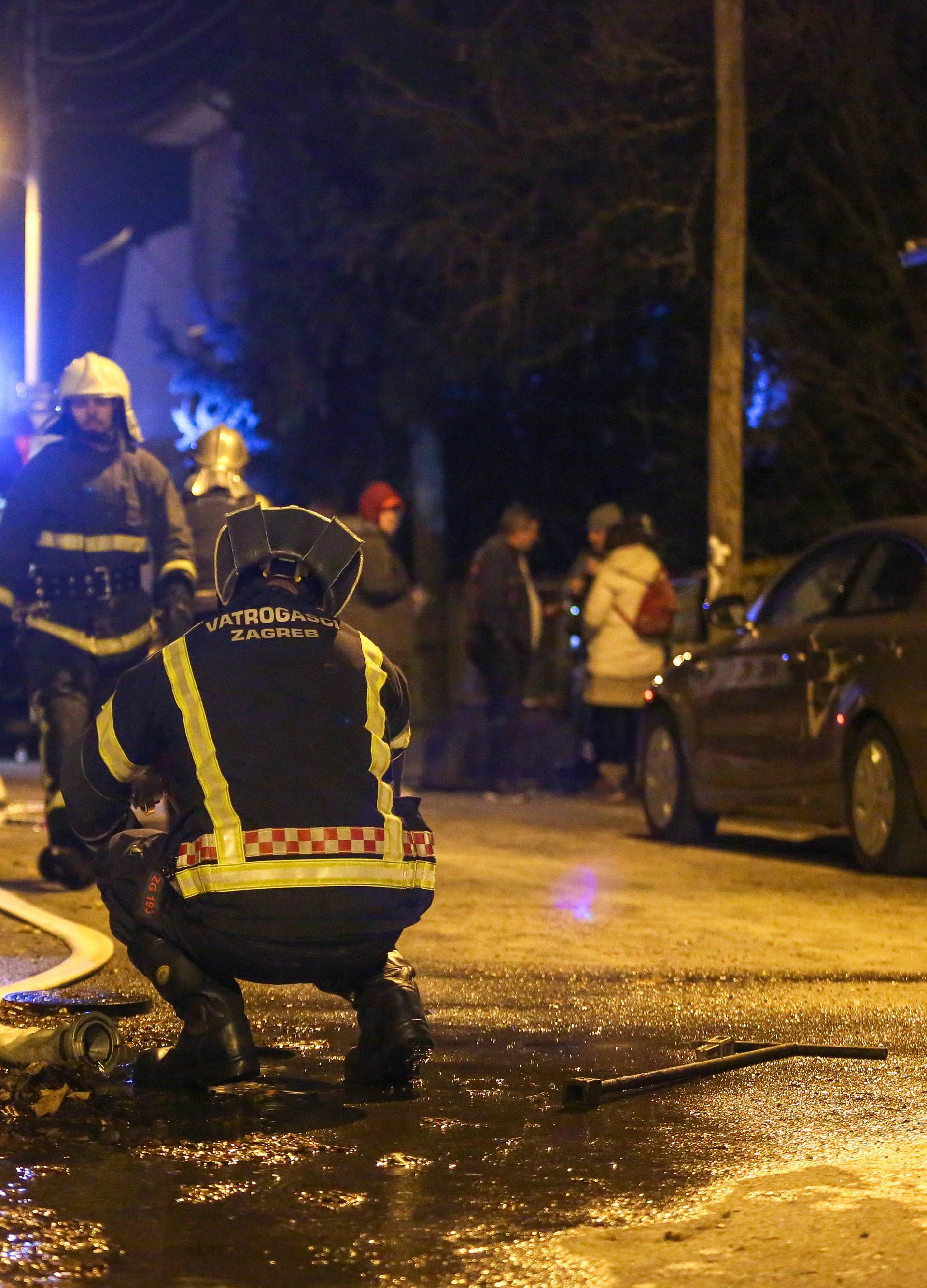 Zagreb: Policija iz poÅ¾ara kuÄe izvukla jednu osobu