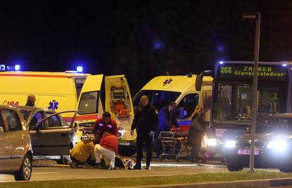 U sudaru autobusa i auta u Zagrebu ozlijeđeno petero ljudi