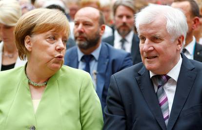 Horst Seehofer više neće biti šef CSU-a, ali ostaje ministar