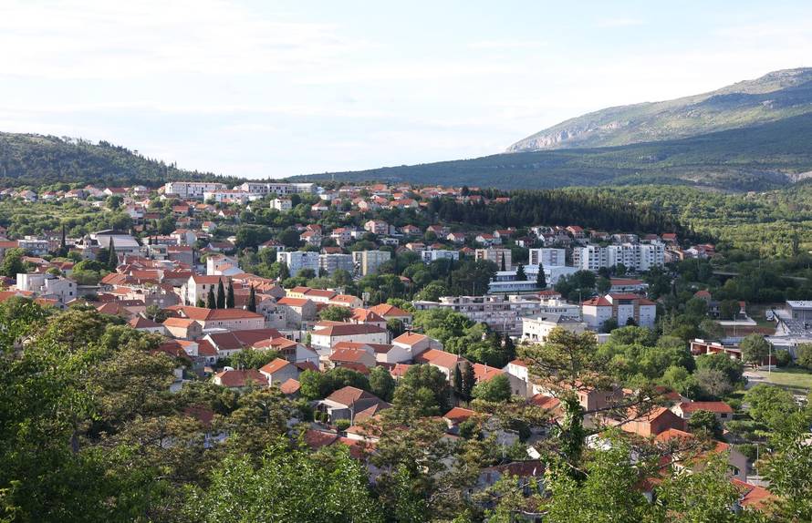 Drniš: Mirno okupljanje,prosvjed i molitva za ubijenog Luku Milovca