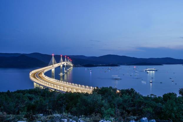 Brodovi i barke čekaju na službeno otvorenje Pelješkog mosta 