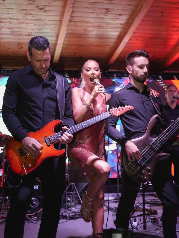 FOTO Maja Šuput nastupila je u Vodicama, evo što je u publici radio Šime: 'Ova je za tebe!'