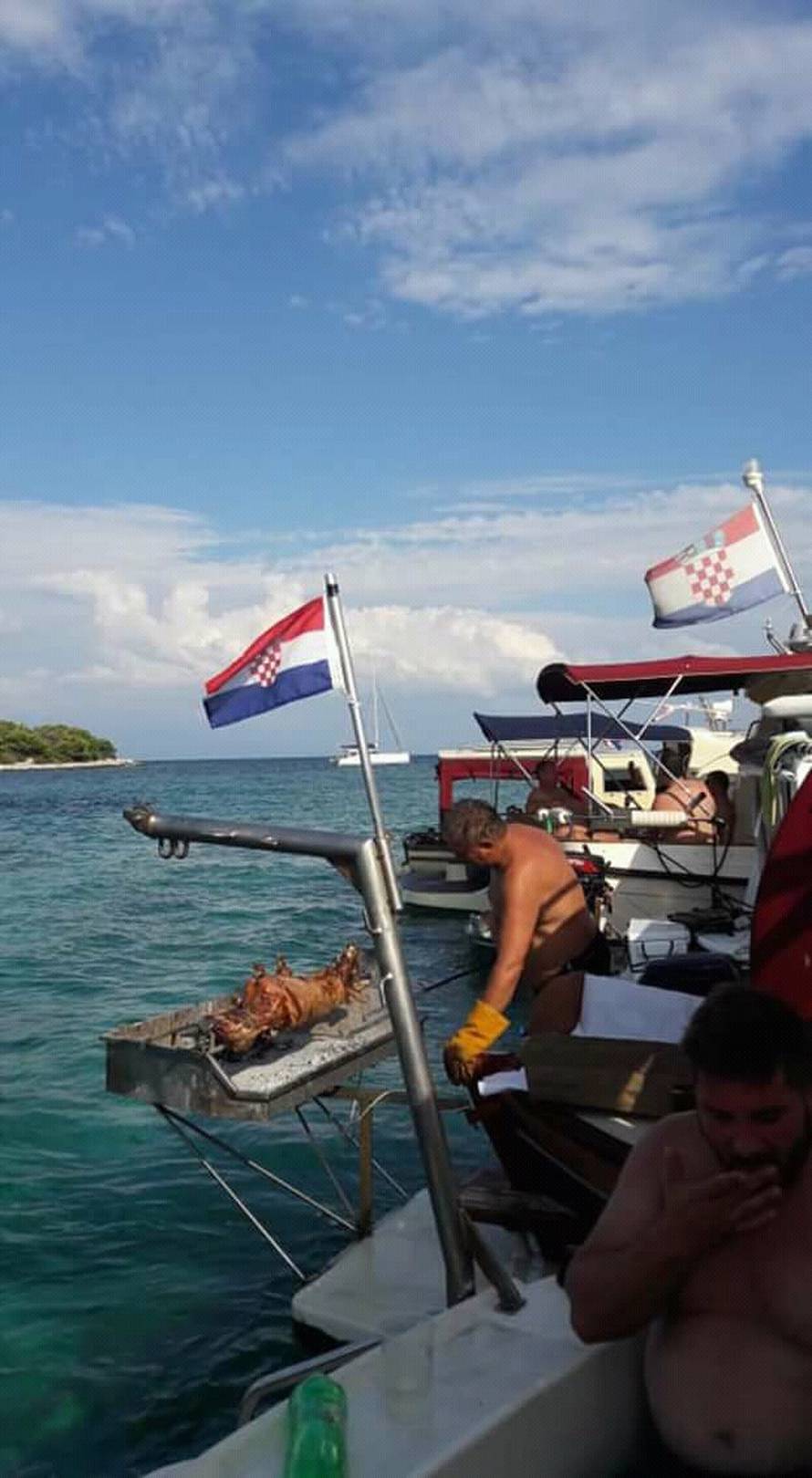 Turisti u čudu: Na krmi broda kod Drvenika zavrtjeli su janje!