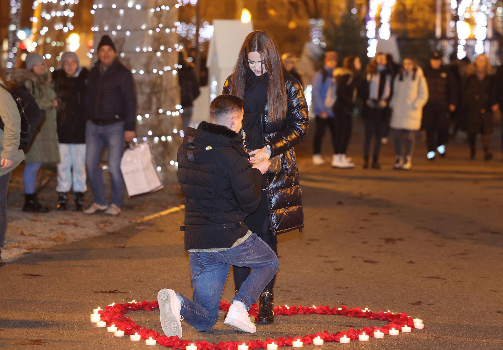 Romantična prosidba na zagrebačkom Adventu, uz latice i svijeće zaprosio djevojku na Zrinjevcu 