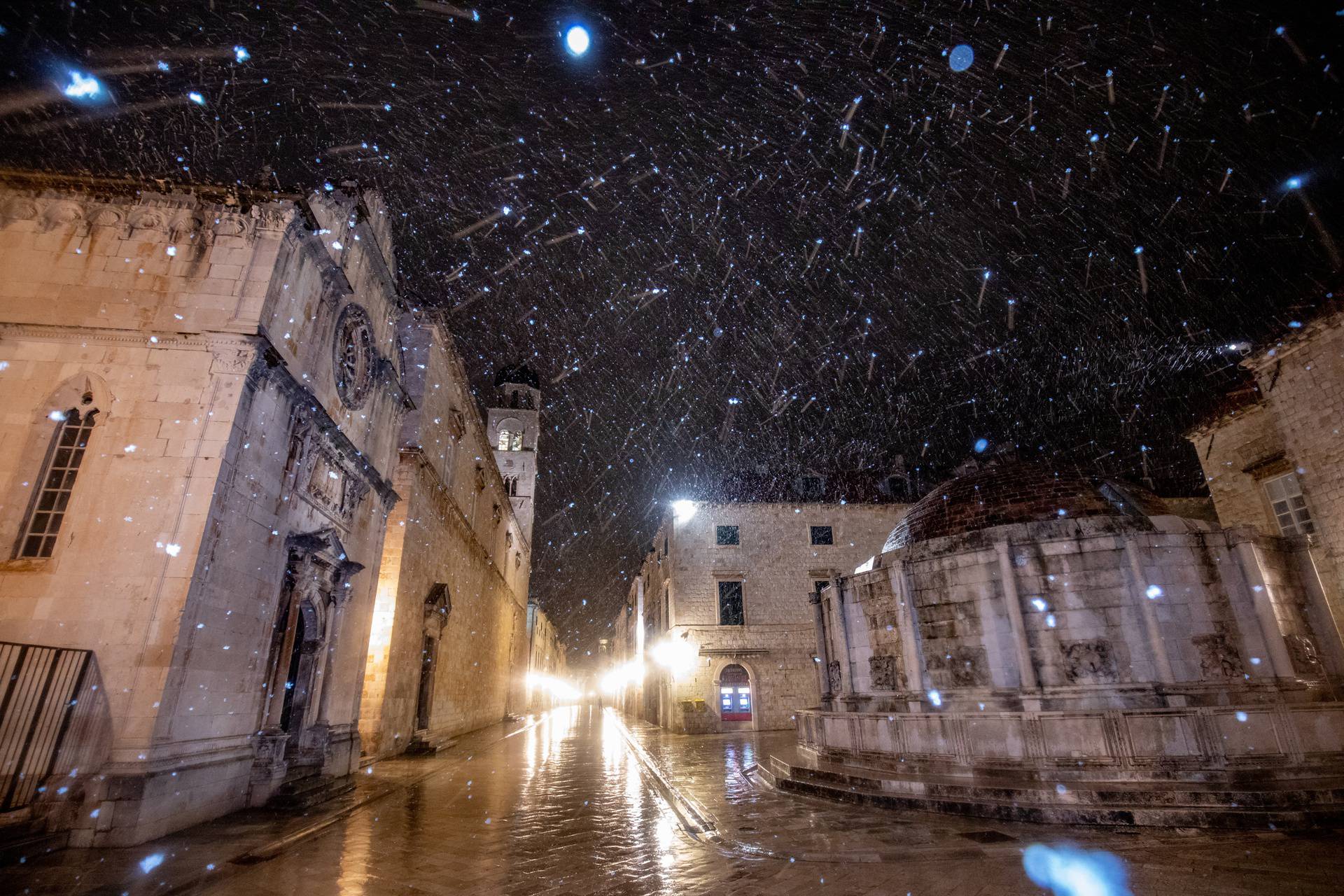 U Dubrovniku zalepršale prve snježne pahulje