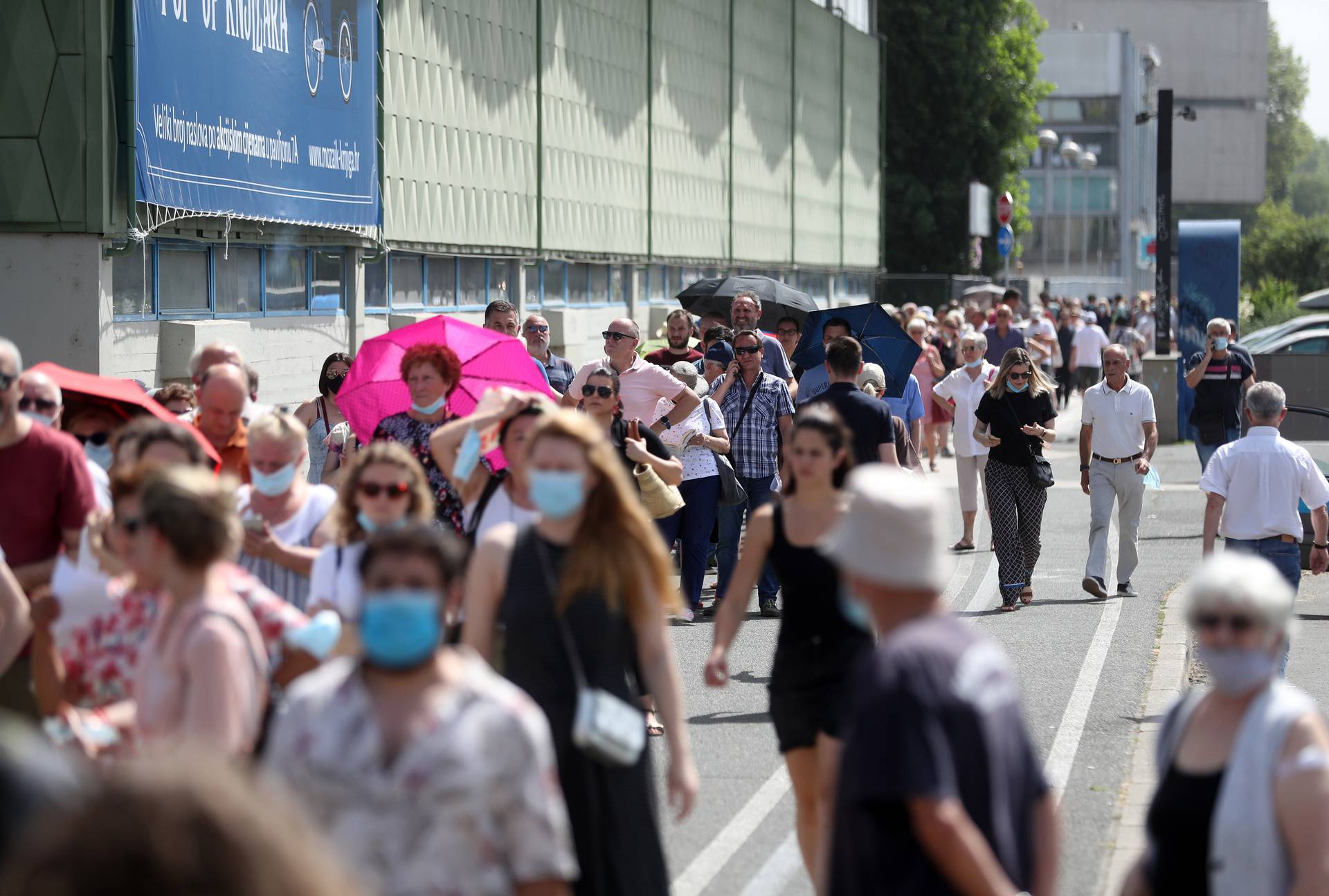 Zagreb: Tisuće ljudi na suncu ispred Velesajma čekaju u redu za cijepljenje protiv COVID-a