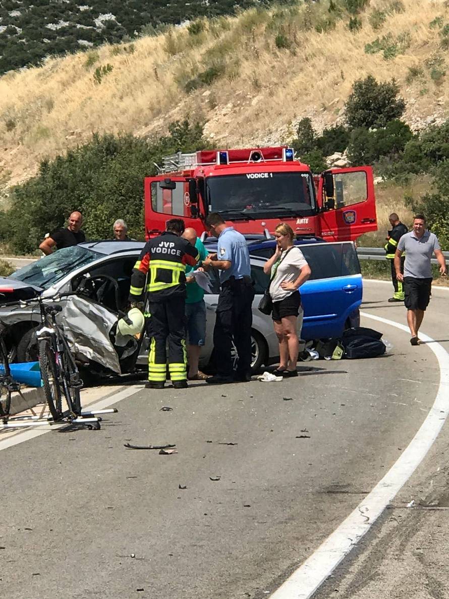Lančani sudar u blizini Tisnog: Ljudi ostali zarobljeni u autu...