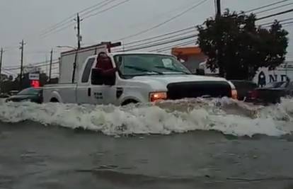 Oluja Imelda ubila dvoje ljudi i poplavila kuće kod Houstona