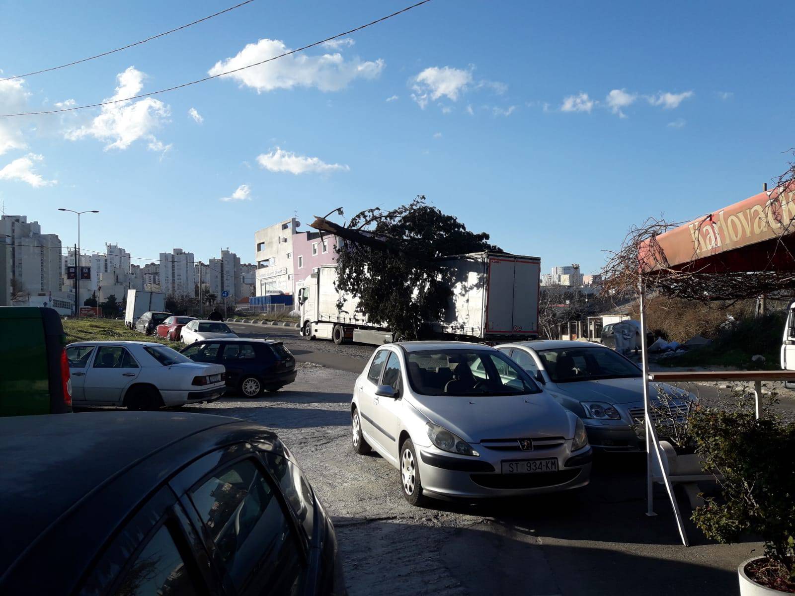 Bura u Mokošici uništila kiosk, u Splitu izbila prozore zgrade