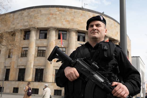 Ispred Palače Republike Srpske u Banjoj Luci policajci s dugim cijevima