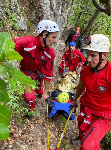 Mlada Njemica slomila nogu na slapu na Cetini: Spasio ju HGSS