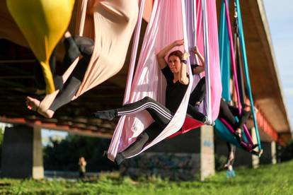 Čarobni ples na svili: Predivne siluete ispod mosta Mladosti
