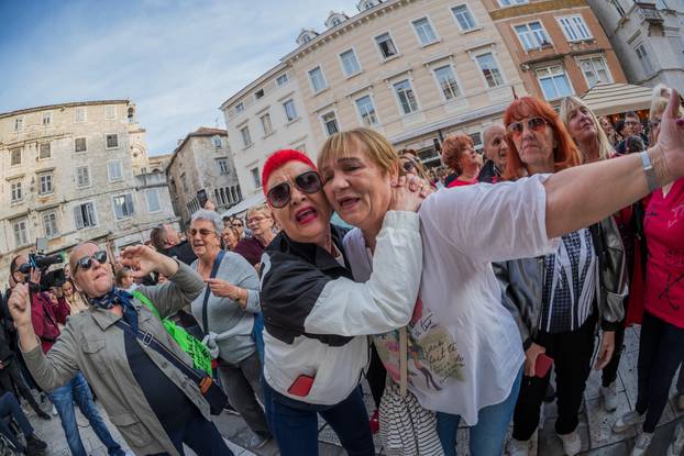 Split: Građani se okupili u spomen na Halida Bešlića na gradskoj Pjaci