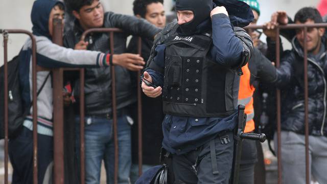 Neredi: Policajci pucali, deseci migranata nasrnuli na policiju