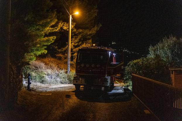 Solin Tjekom noći izbio požar u Ninčevićima nedaleko od Solina