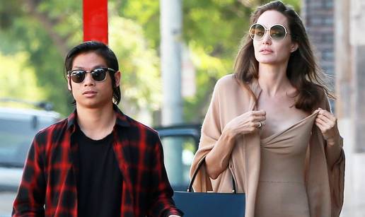 Angelina obuzdavala grudi dok je &scaron;etala sa sinom Paxom (14)