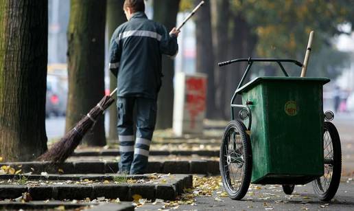 Radnik Čistoće kolicima se zabio u ogradu kod škole