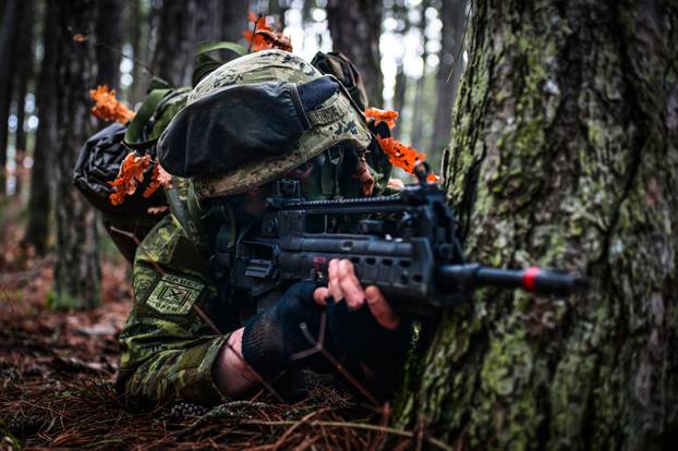 FOTO Vojni kadeti u akciji. Ovo su kadrovi sa zimskih kampova: 'Motivirani su i željni rada...'