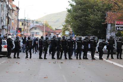 FOTO Huligani prekinuli susret bez gledatelja u Srbiji! Tukli se s policijom, odjekivale detonacije