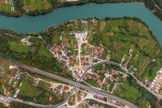 Pogled iz zraka na Donju Jablanicu gdje je prije godinu dana u bujičnim poplavama poginulo 19 osoba