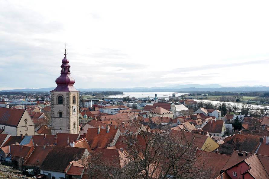 U Ptuju je najstarije europsko kino, vino se kuša u tunelima, a proljeće slavi veselim maskama