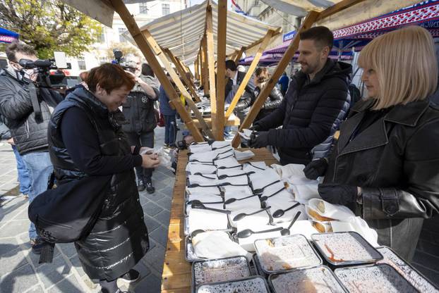 Osijek: Tradicionalna podjela blagdanskog fiš paprikaša na Trgu Svetog Trojstva
