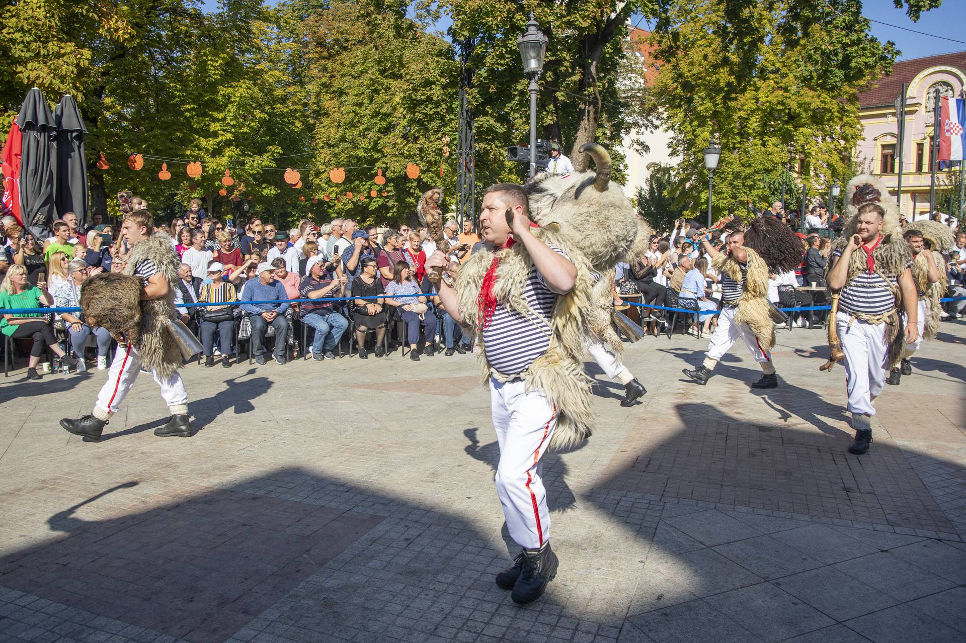 Svečani mimohod sudionika 59. Vinkovačkih jeseni