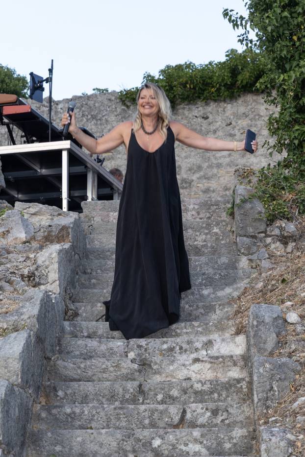 FOTO Karlobag zasjao u znaku mode i glazbe: Duchess revija i koncert Nine Badrić na Fortici