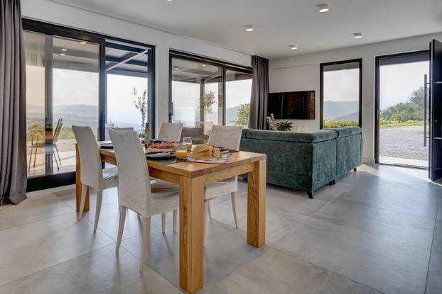 Ova istarska ljepotica među 1000 maslina ima pogled na jezero koji obara s nogu