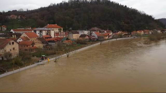 VIDEO U Hrvatskoj Kostajnici za obranu od poplava prije trebali 500 ljudi, 20 'diglo' novi sustav