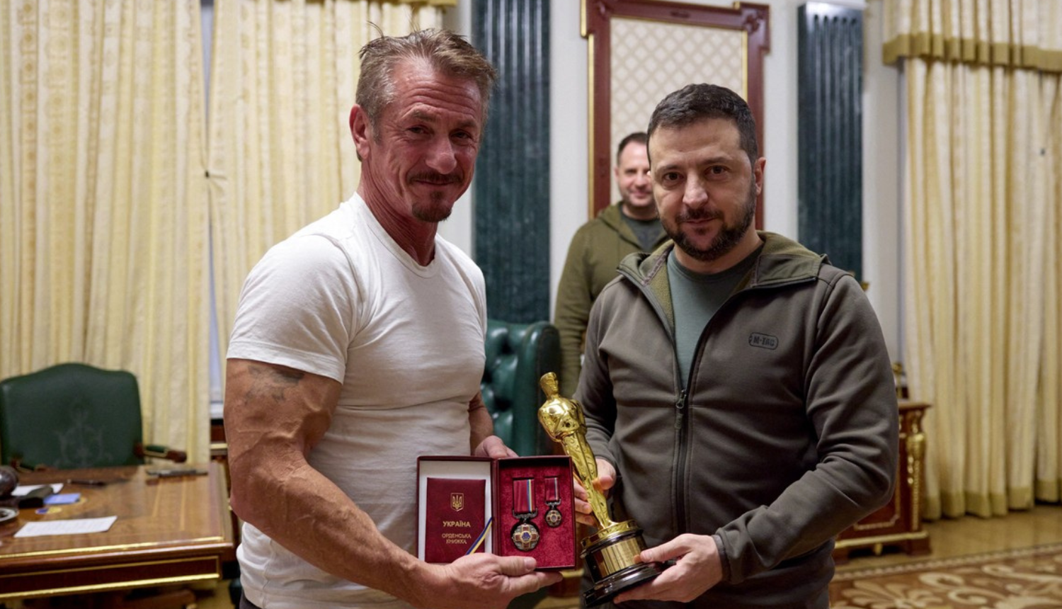 Sean Penn ostavio kipić Oscara u Ukrajini kod Zelenskog pa mu poručio: 'Vrati ga kad pobijediš'