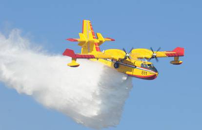 Planulo odlagalište otpada kod Biograda, vatra guta i šumu