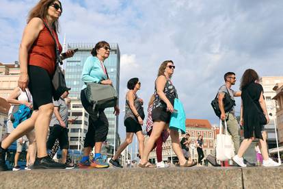 FOTO Zagreb pun turista, ne smetaju im ni paklene vrućine