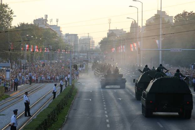 ARHIVA - Na današnji dan 2015. u Zagrebu održan veliki vojni mimohod