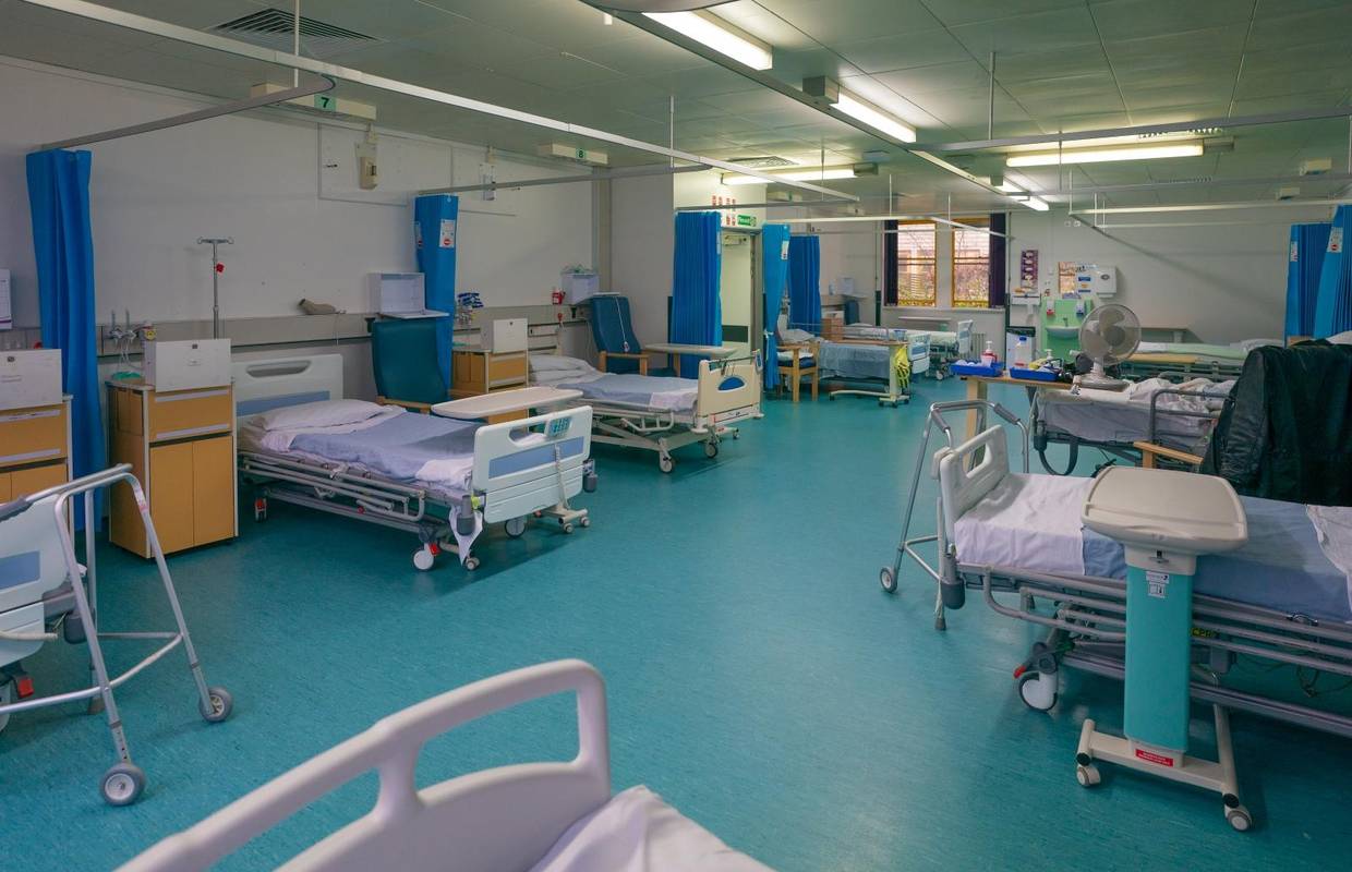 U Velikoj Britaniji je od korone umrlo gotovo 52.000 ljudi